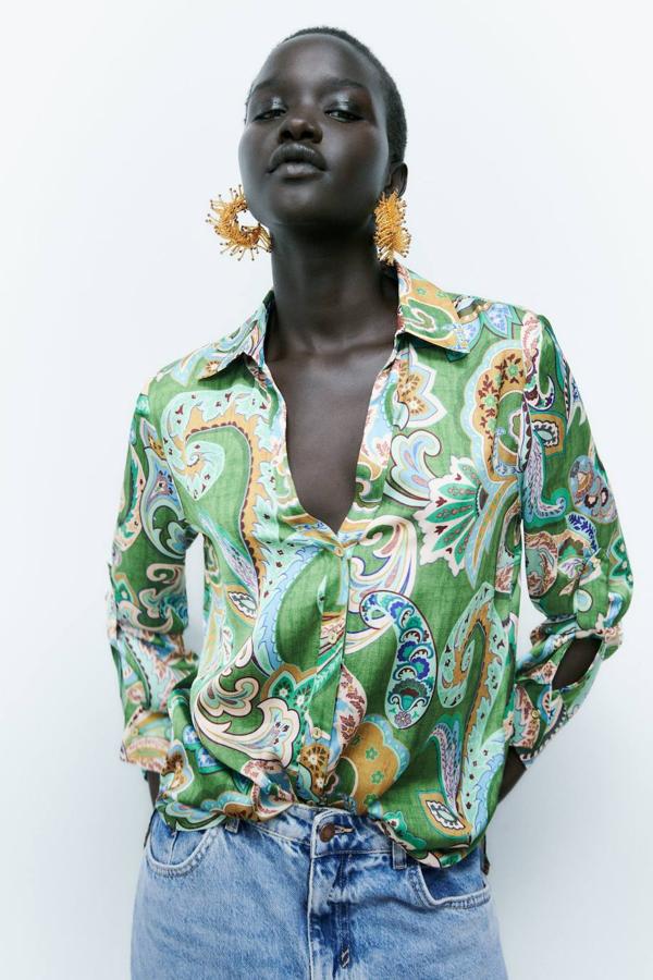 Camisa en tejido ligero con manga larga, cuello solapa, escote de pico y cierre de botones, en estampado paisley color verde, de Zara. Está disponible a 25,95 euros.
