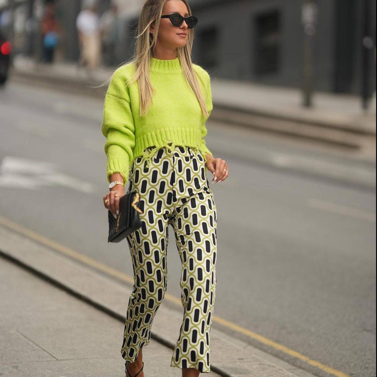 Influencer con pantalones de estampado geométrico y jersey a tono