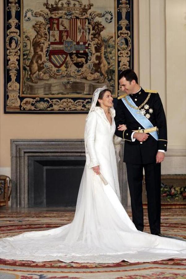 En la lista de los looks más famosos de la reina Letizia no podía faltar el que lució el día de su boda. Fue en 2004 cuando se casó con Felipe y el vestido escogido es, sin duda, uno de los más comentados. Se trataba de un diseño de Manuel Pertegaz elaborado en seda natural, en un color blanco roto y caracterizado por un cuello chimenea con escote en uve bordado a dos caras.