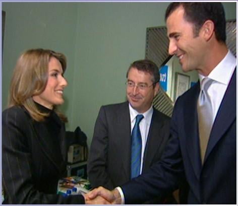 La primera foto documentada de la periodista Letizia Ortiz y el entonces príncipe de Asturias, durante una visita de don Felipe a RTVE. Se dice que, entonces, ya eran pareja...