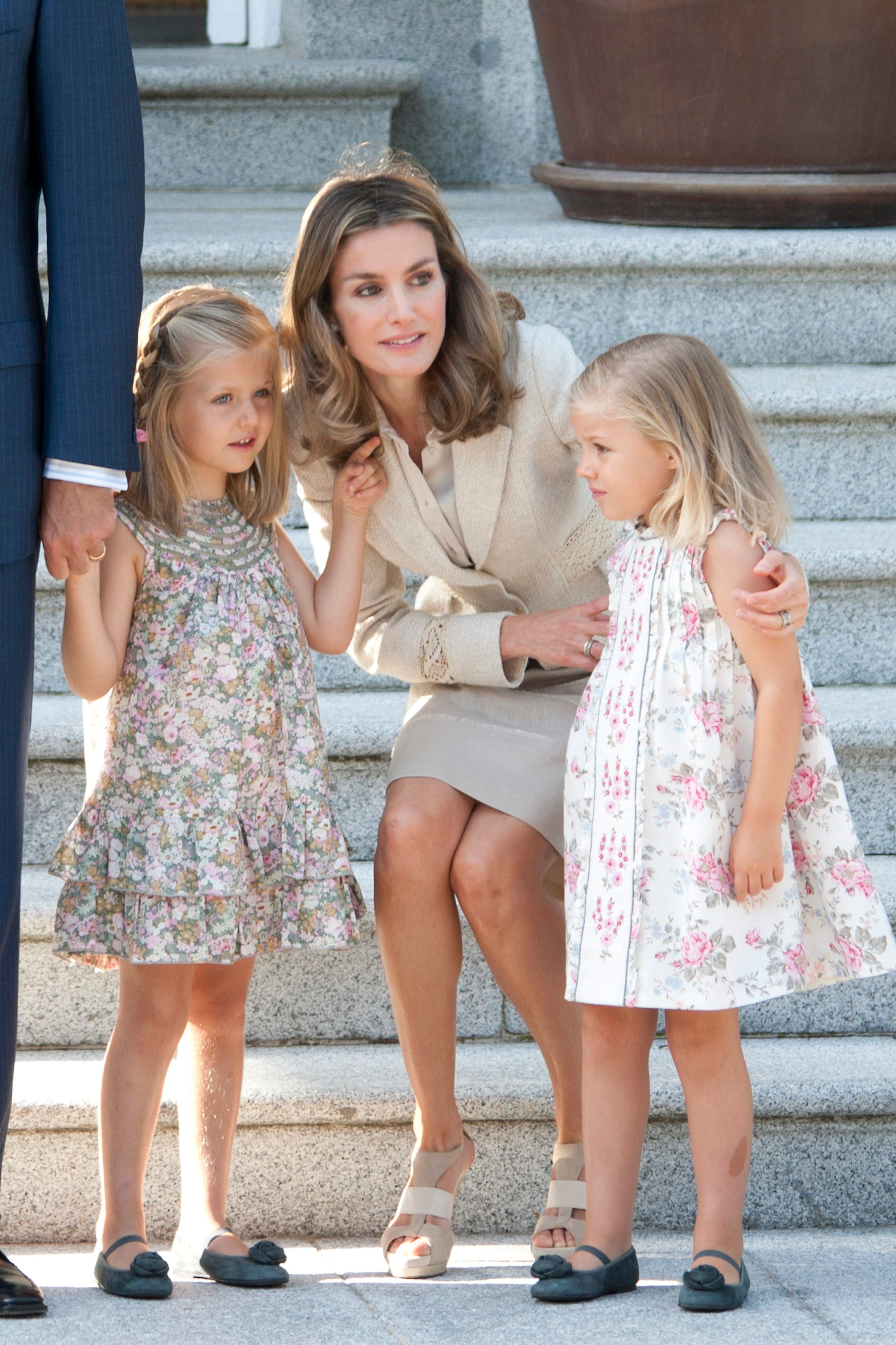 Doña Letizia, en un entrañable momento junto a sus hijas en las escaleras de Zarzuela.