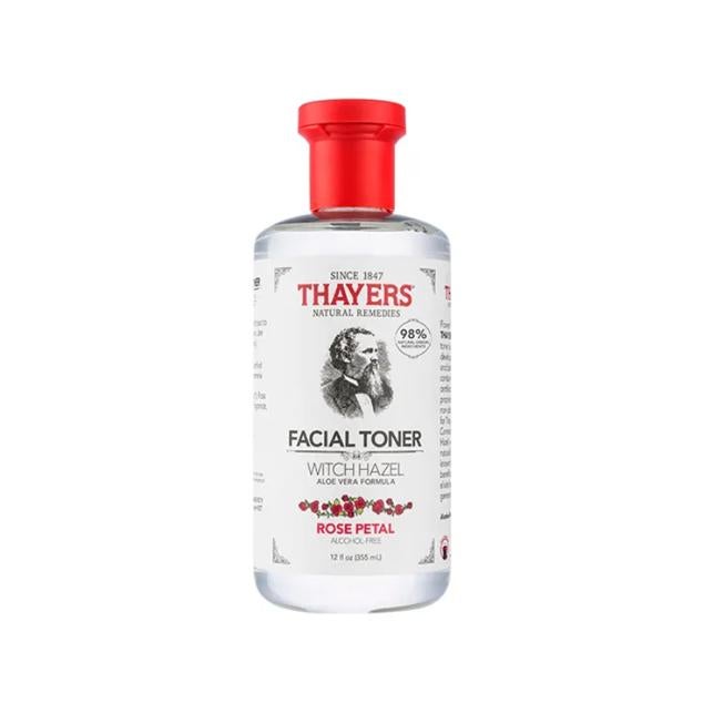 Este tónico facial suave sin alcohol de pepino con hamamelis, aloe vera y agua de rosas hidrata y equilibra el pH de la piel. Es una fórmula apta para todo tipo de pieles. Ayuda a dar un brillo saludable y disminuye el tamaño de los poros. Además, prepara la piel para los tratamientos que se apliquen posteriormente y es una gran base de maquillaje. Precio: 11,95 euros en Druni. Cómpralo aquí