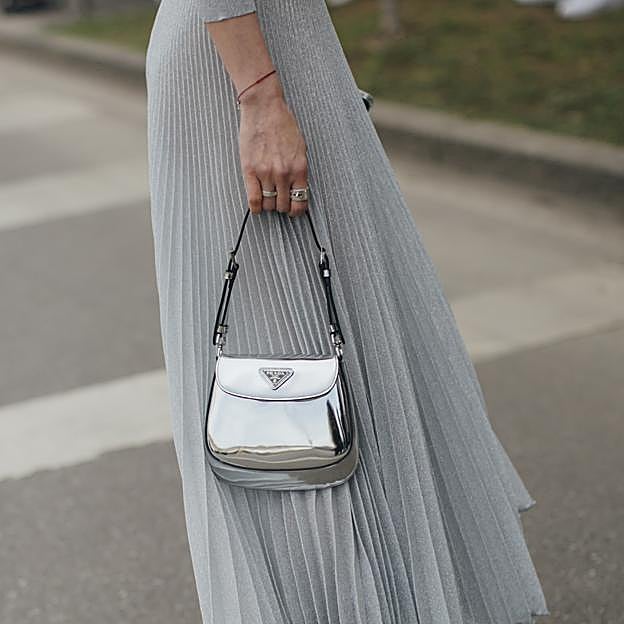 Imagen principal - Looks del street style con bolso plateado de Prada.