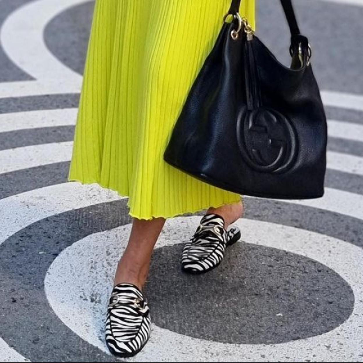 Carmen Gimeno con mocasines destalonados animal print de Zara. 