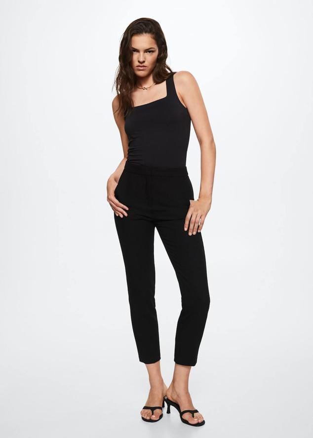 Pantalón skinny con perneras ajustadas, corte cropped por encima del tobillo y tiro alto, color negro, de Mango. Cómpralo a 29,99 euros.