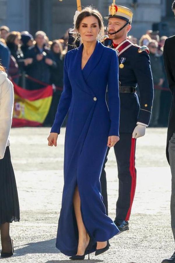 Y aunque el rojo es su favorito, a la reina todo le queda bien, incluso cuando arriesgó con el azul durante la Pascua Militar de 2020. Escogió este vestido abrigo de líneas sencillas en color azul eléctrico o azul klein de inspiración de esmoquin con botonadura con piedras de strass.