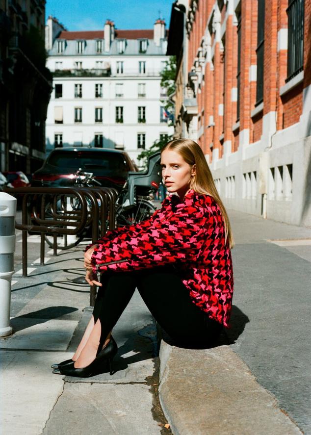 Otra buena forma de introducir este estampado en estilismos menos formales es elegir una prenda como la cazadora tipo biker. Chaqueta corta de Mango (129 euros). 