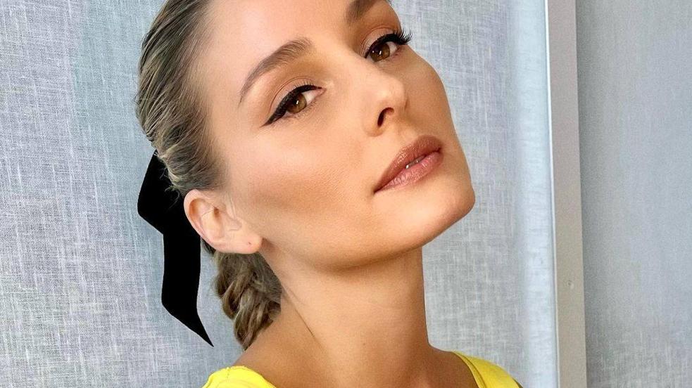 La socialité Olivia Palermo luce un rostro completamete aterciopelado y uniforme