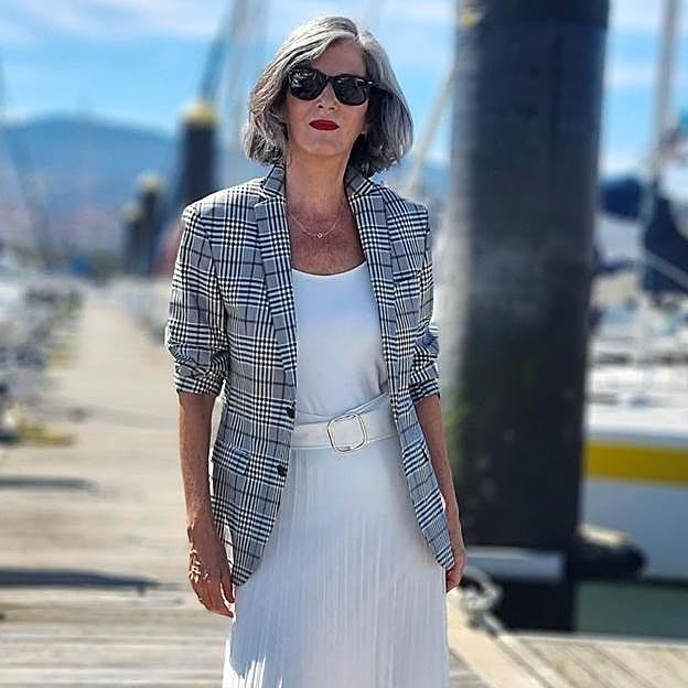 El look de entretiempo con zapatillas que rejuvenece a los 50: la falda plisada de Zara que tienes que copiar