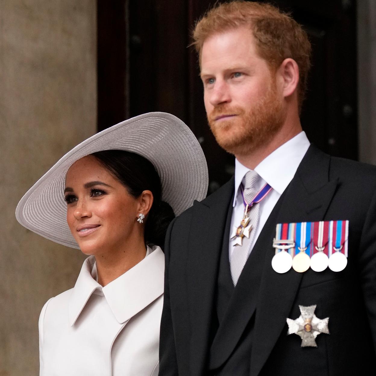 Meghan Markle y el príncipe Enrique de Inglaterra están en el punto de mira de la prensa británica como 'los enemigos' de la monarquía de Carlos III. 