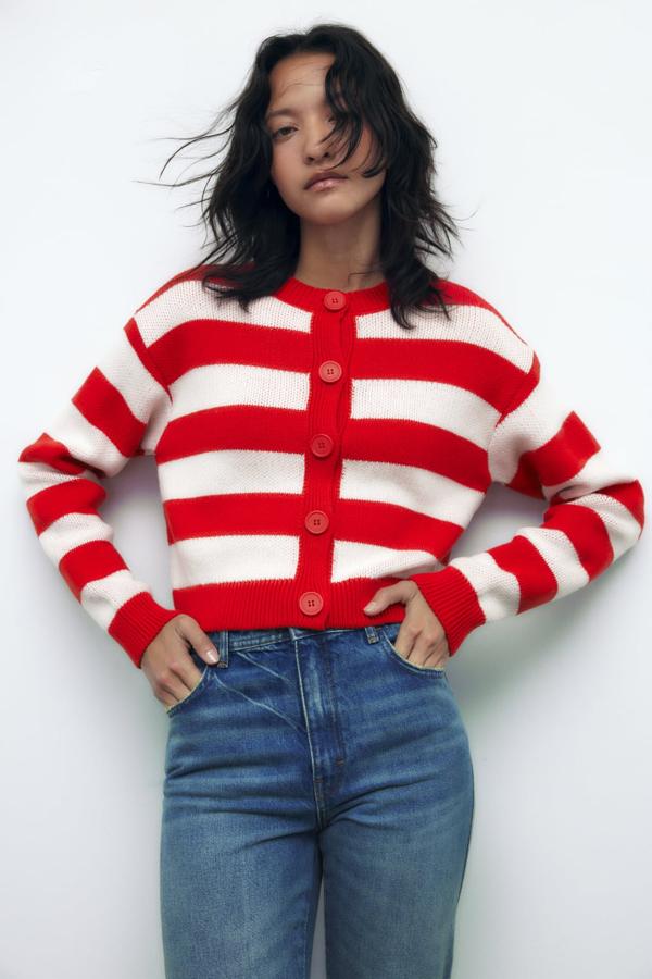 Una chaqueta a todo color, para brillar cuando los días empiecen a hacerse más cortos. Cárdigan de punto de Zara (29,99 euros). 