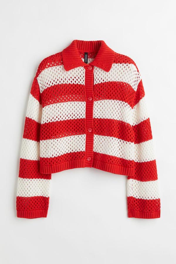 Una versión de punto completamente calada, perfecta para los días de entretiempo. Cárdigan con rayas rojas y crudo de H&M (19,99 euros). 