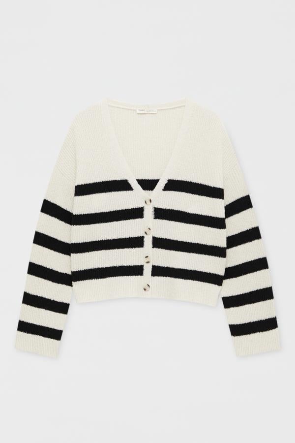 Otra versión de estilo navy, clásica y fácil de llevar. Cárdigan de Pull & Bear (25,99 euros). 