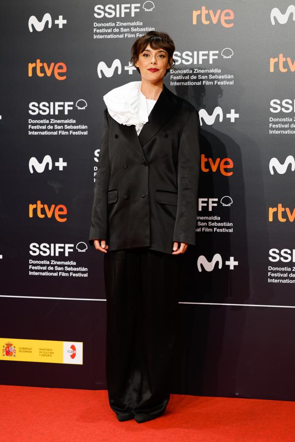 La actriz Belén Cuesta se ha convertido en una de las protagonistas de San Sebastián con un traje de chaqueta muy original inspirado en el siglo XVI. Se trata de un diseño de corte masculino con un amplio cuello plisado con volantes. El maquillaje es de Chanel Beauty.