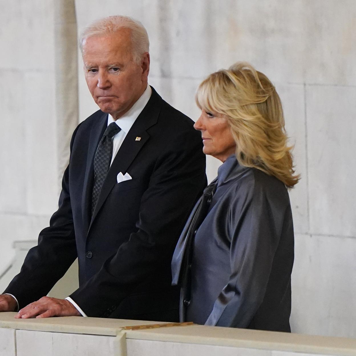 El presidente Biden y su mujer, Jill Biden, acudieron a la capilla ardiente de Isabel II en Westminster Hall. 