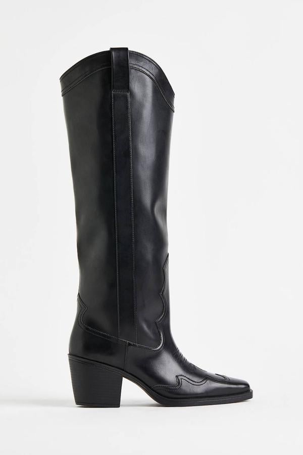 Botas altas de estilo cowboy con costuras decorativas, puntera cuadrada y tacón de bloque, color negro, de H&M. Las encontrarás a 69,99 euros.