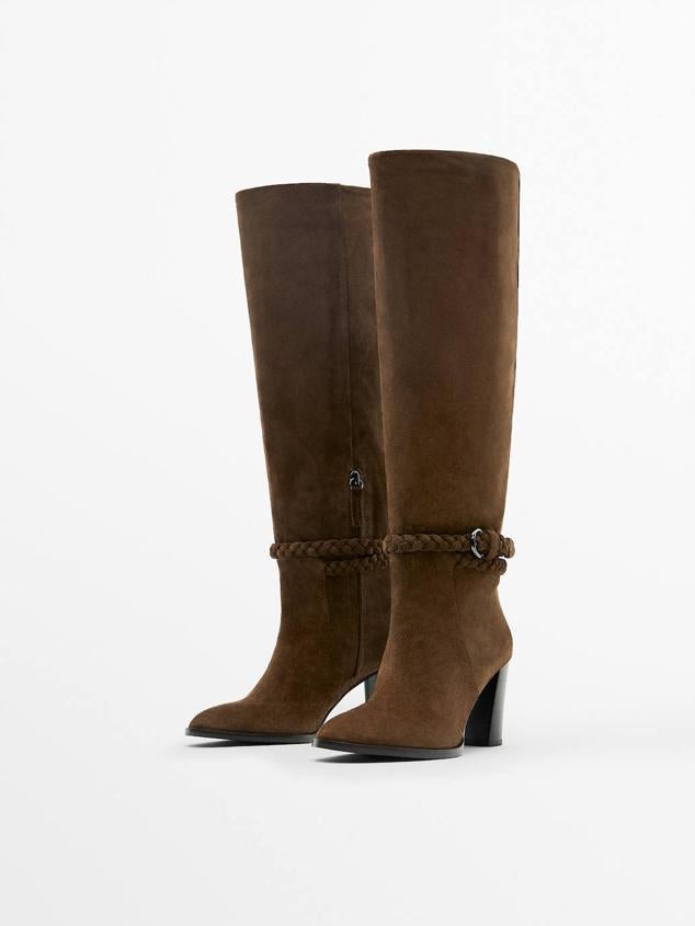 Botas altas en tejido de piel de serraje con tacón ancho efecto madera, punta y detalle de hebilla trenzada a juego, tono marrón, de Massimo Dutti. Están disponibles a 179 euros.