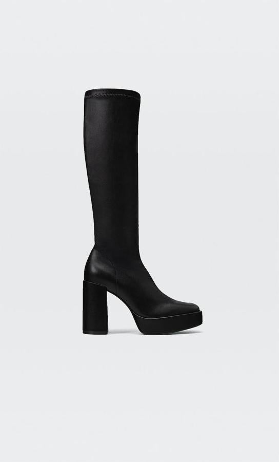 Botas altas en tejido efecto piel con caña ajustada, punta redondeada, tacón ancho y plataforma, color negro, de Stradivarius. Encuéntralas por 55,99 euros.