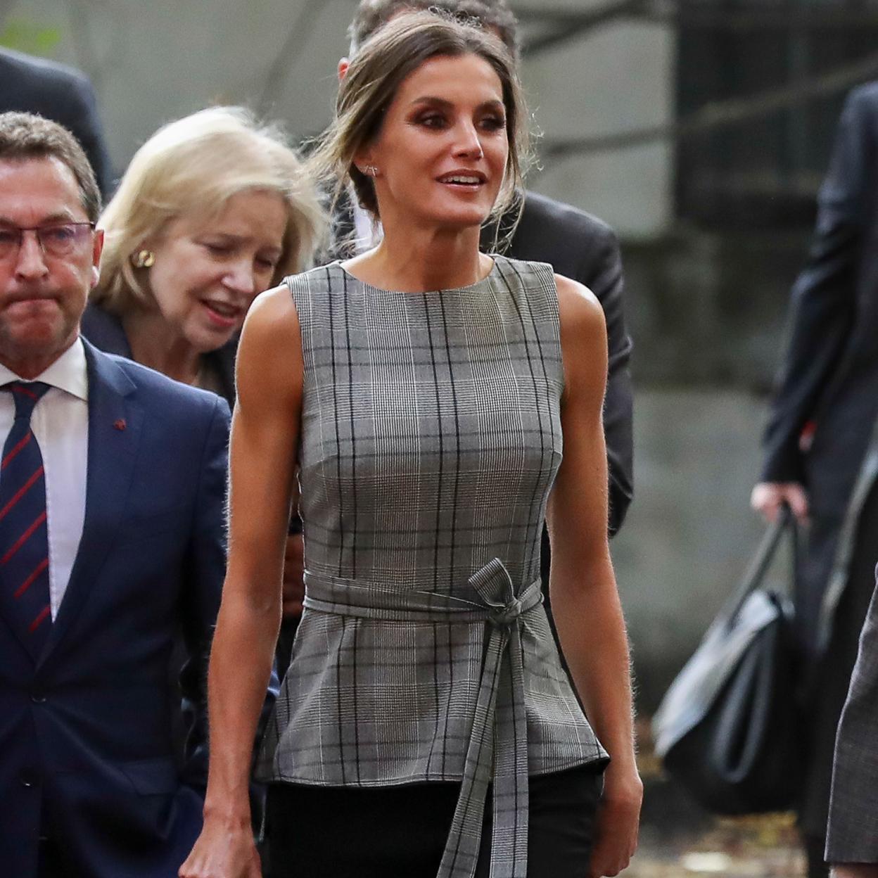 La reina Letizia en 2018 con un top de Zara.