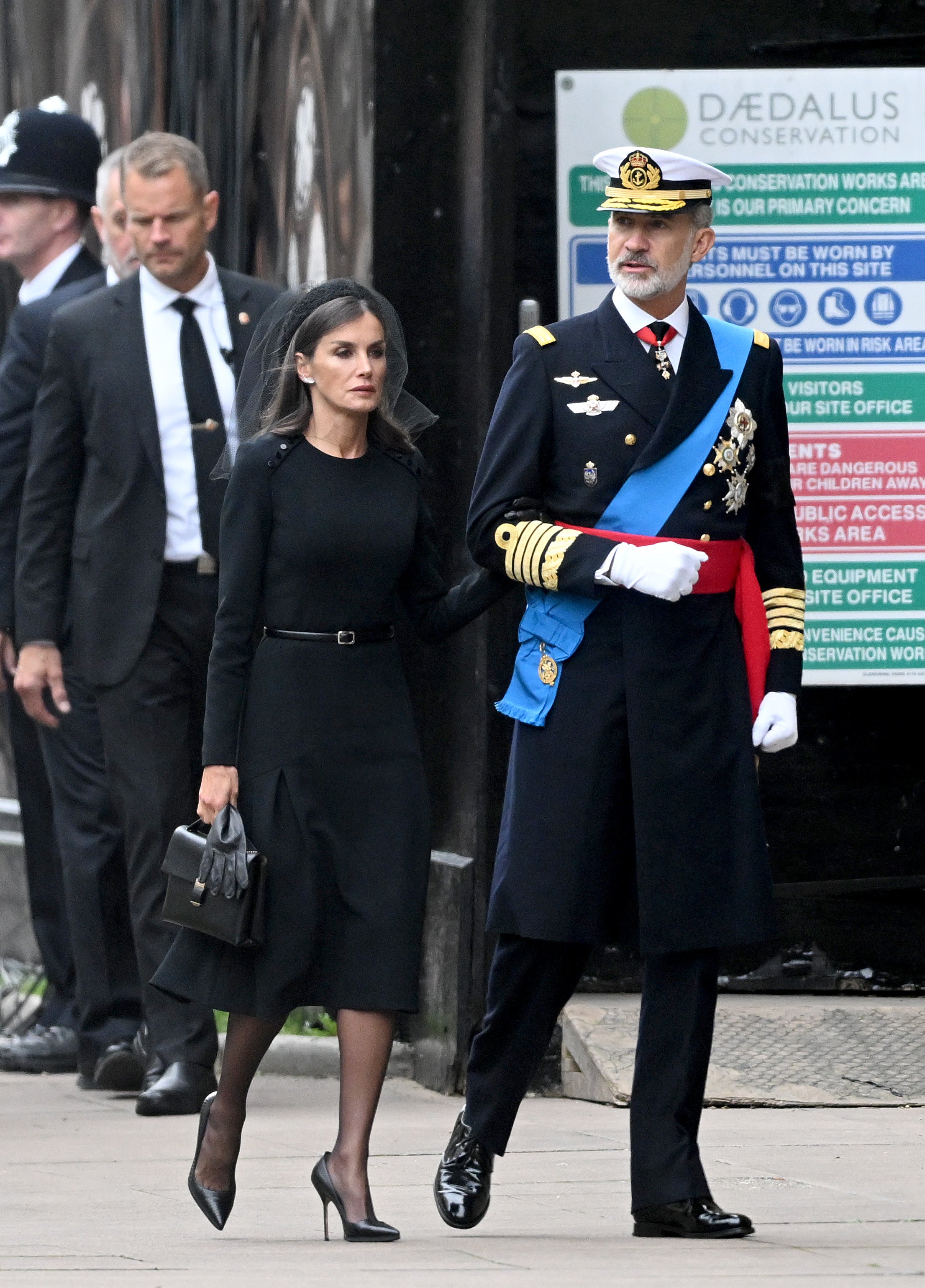 Los reyes de España, don Felipe y doña Letizia, a su llegada al funeral de la reina Isabel II de Inglaterra. La reina iba elegantísima con su look de luto riguroso.