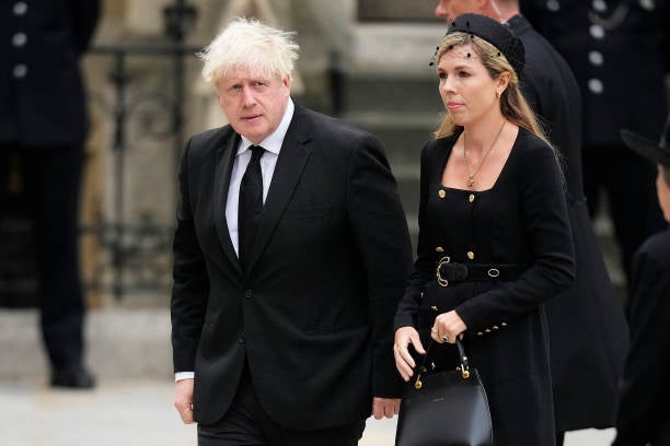 El ex primer ministro británico, Boris JOhnson, llega al funeral de la reina Isabel II de Inglaterra acompañado por su mujer, Carrie Johnson.