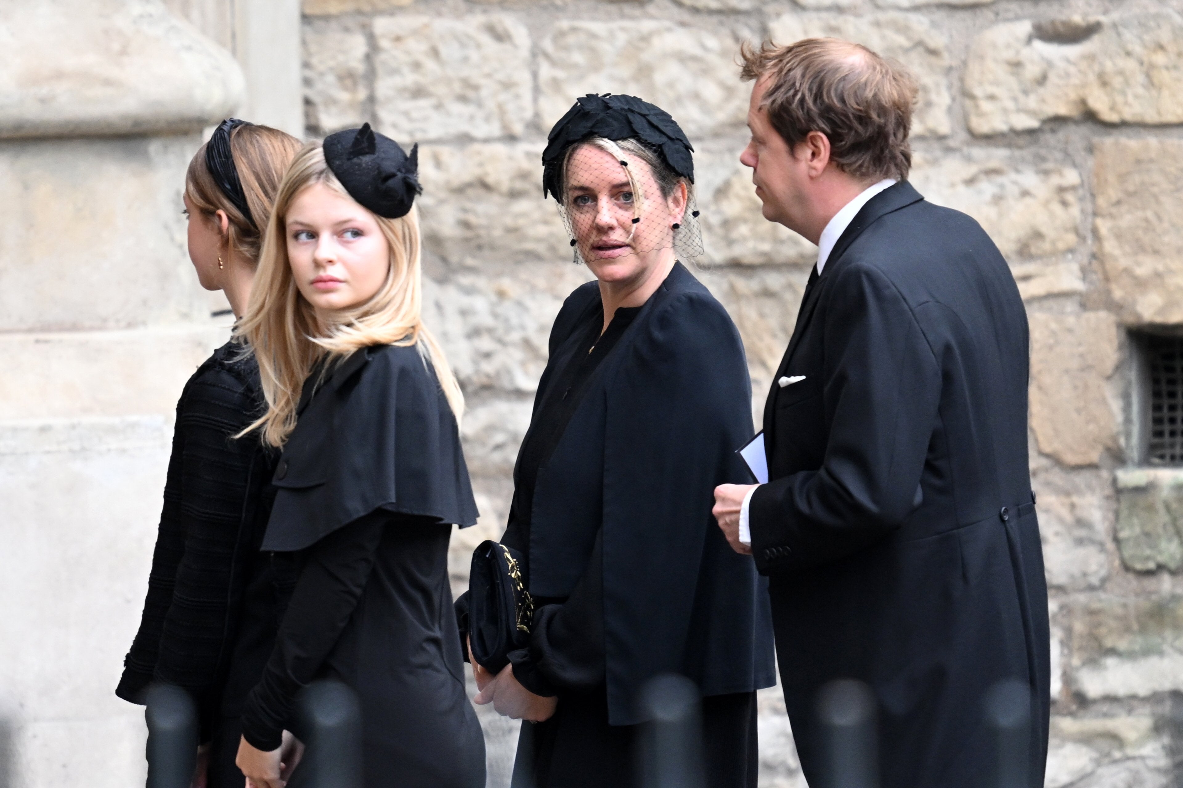 El hijo de la reina Camilla, Tom Parker-Bowles, su esposa Laura Lopes y sus dos hijas han sido de los primeros invitados en llegar al funeral de Isabel II de Inglaterra.