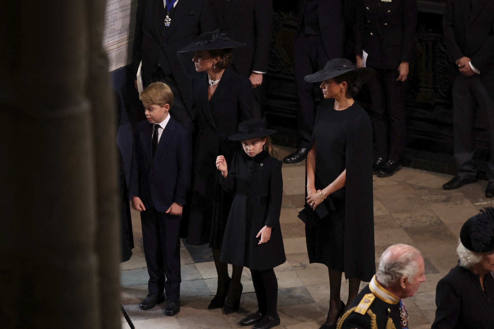 Una de las fotos más buscadas es la de Kate Middleton y Meghan Markle juntas en el funeral de la reina Isabel. Las cuñadas, junto a los hijos de los príncipes de Gales, comparten espacio pero no se miran.