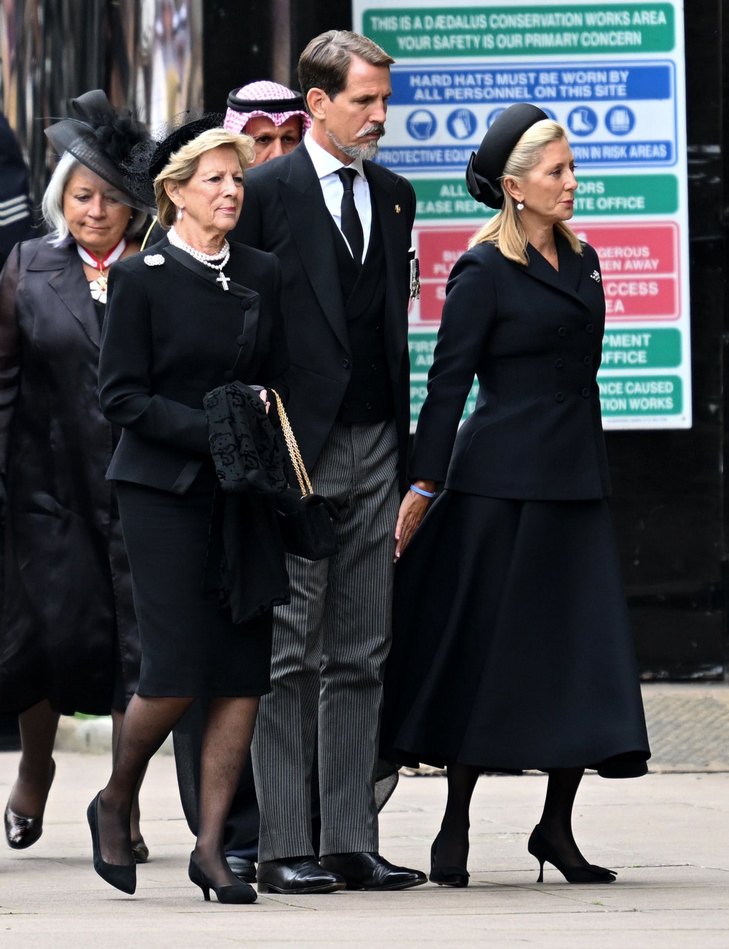 En representación de la familia real griega, la reina Ana María, el príncipe Pablo y Marie-Chantal Miller, archienemiga de nuestra reina Letizia y una de las royals más polémicas de Europa.