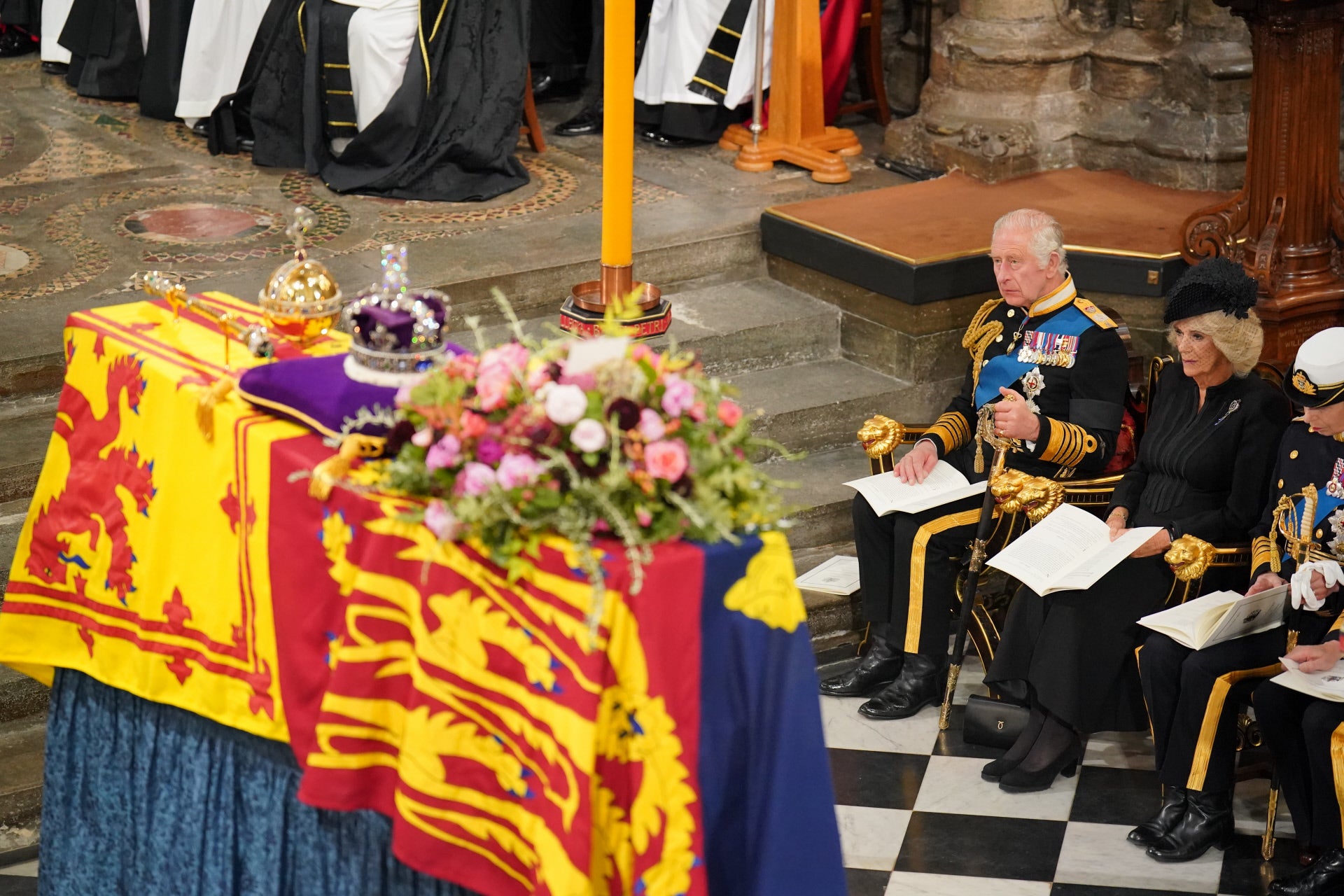 Los nuevos reyes de Inglaterra velan, desde primera fila, el ataúd de la reina Isabel II durante su funeral en la Abadía de Westminster.