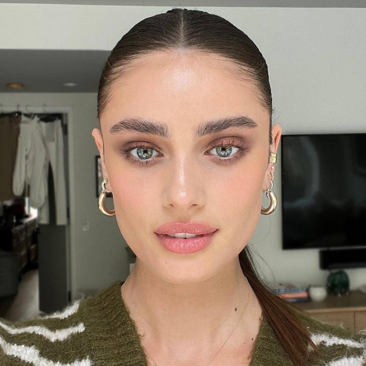 Consigue la mirada abierta de la modelo Taylor Hill con estas cremas reafirmantes
