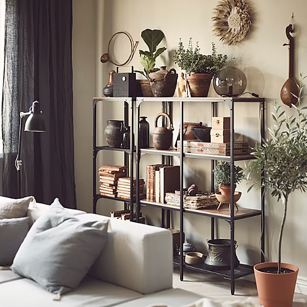 La estantería de Ikea es muy versátil y atemporal.