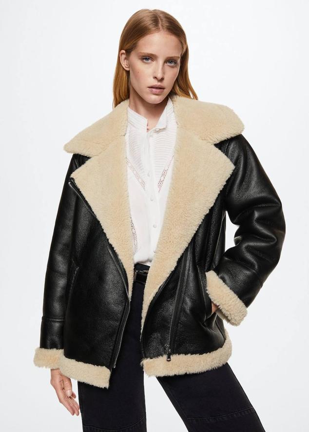 Chaqueta oversize con diseño de doble faz, interior de borreguillo, cuello solapa, manga larga, silueta relajada, bolsillos laterales y cierre cruzado de cremallera, en beige y negro, de Mango. Su precio es de 79,99 euros.