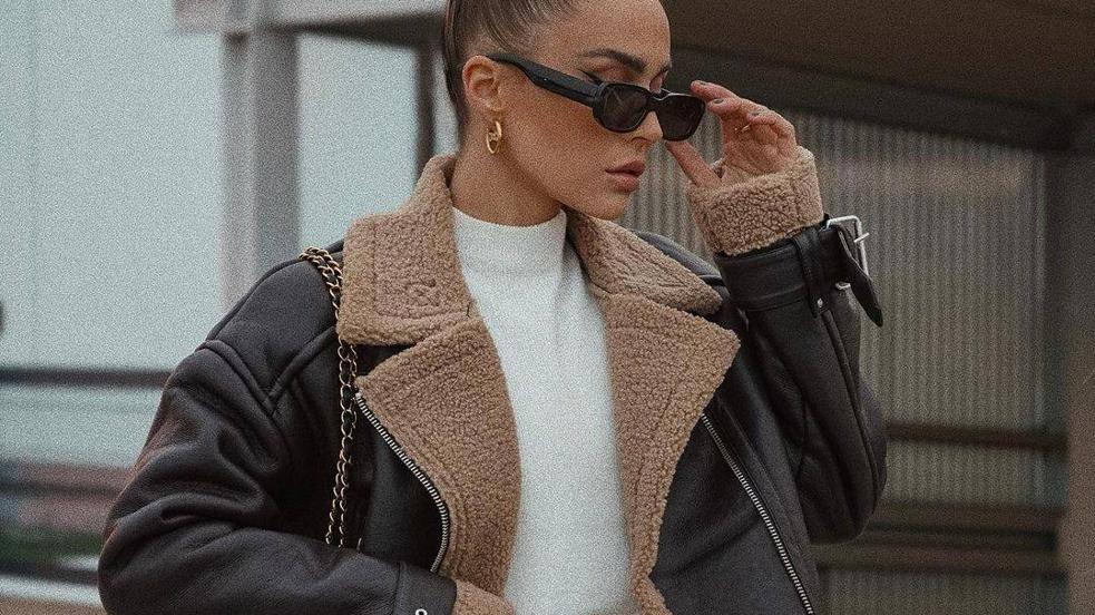 Influencer con chaqueta biker de doble faz