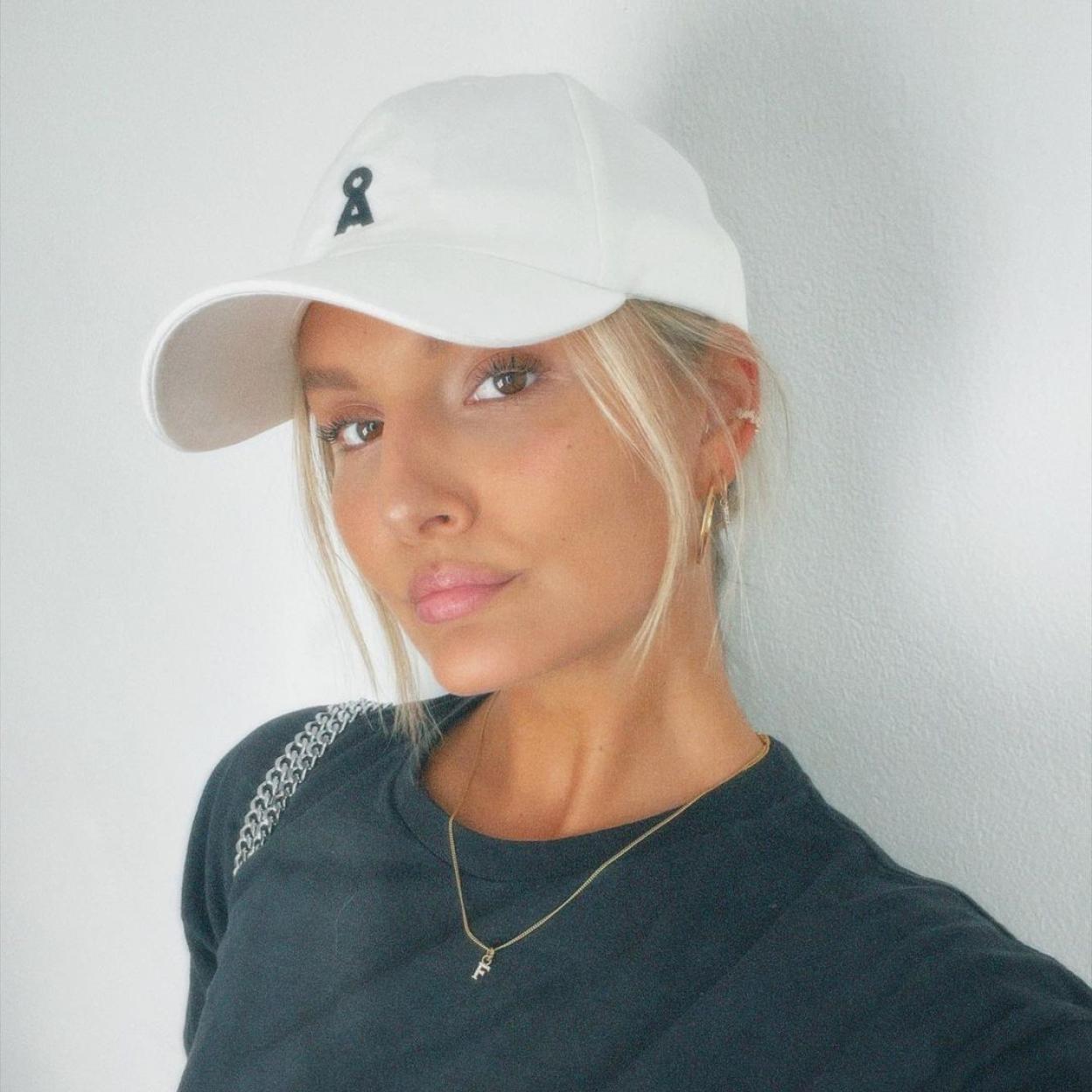 La influencer luce una piel hidratada, radiante y sin imperfecciones. 