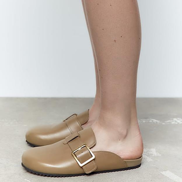 Zueco de piel de Zara, 79,95€.