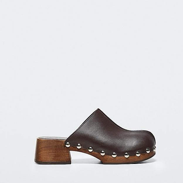 Zueco de piel con tachuelas de Mango, 59,99€.