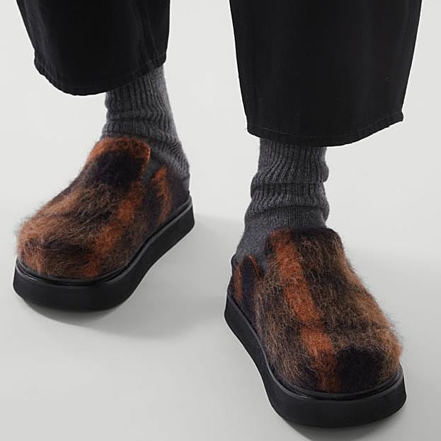 Zuecos con pelo de COS, 135€.