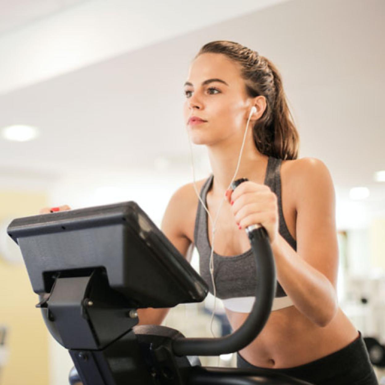 Hacer spinning a los 50 años es el truco para mantenerse en forma y disfrutar de salud.