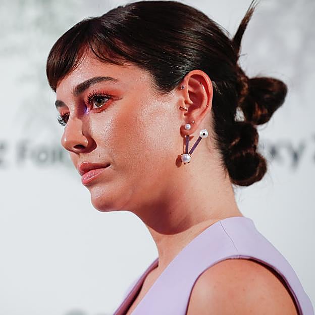 El espectacular moño oriental ideal para tu próximo look de invitada es este que arrasa entre las influencers y las famosas