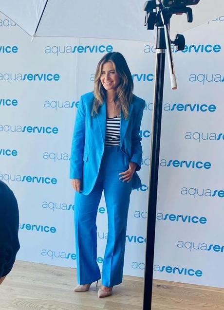 Imagen - Nuria Roca combinó el traje con una camiseta de rayas.
