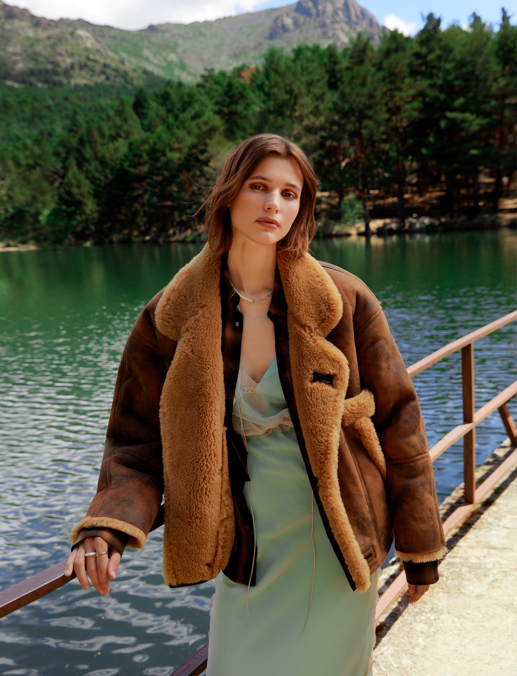 Cazadora de Sandro, vestido de Fendi, camisa de IKKS, colgante de Thomas Sabo y anillos de Tous.