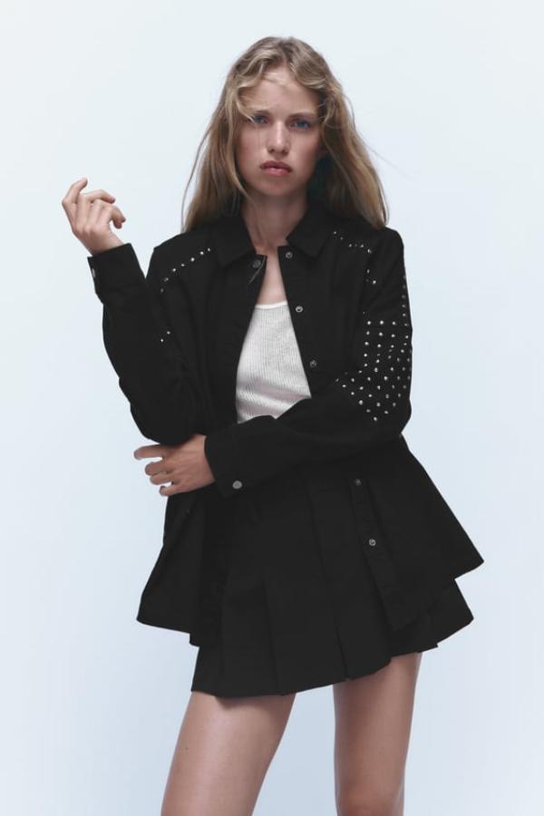 Chaqueta oversize de cuello solapa y manga larga acabada en puño. Detalle de aplicación de tachas y color negro. Bolsillos laterales ocultos en la costura. Precio: 39,95 euros.