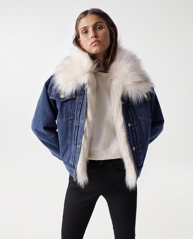 Cazadora vaquera en color azul oscuro. Corte Loose y manga larga. Con forro de pelo sintético desmontable de color crudo. Precio: 129 euros, en El Corte Inglés. Cómpralo aquí