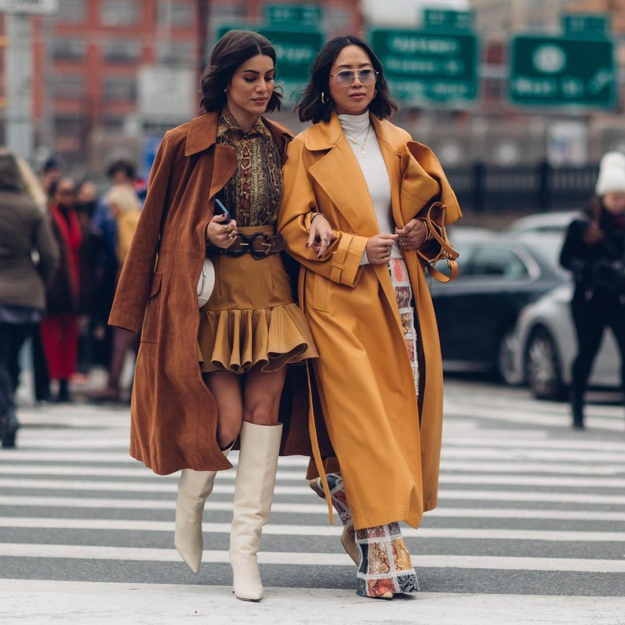 Las influencers Camila Coelho y Aimee Song vestidas de marrón en la Nueva York Fashion Week.