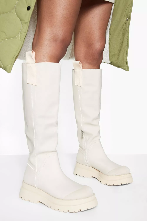 Botas de caña alta con la suela plana para poder usarlas en el día a día con tus looks más cómodos y versátiles. Son de Boohoo. Precio: 40 €.