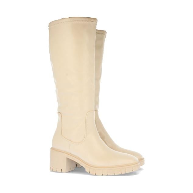 Botas de caña alta de color beige con suela track y plataforma para realzar aún más la silueta. Son de Shambao. Precio: 29,15 €.