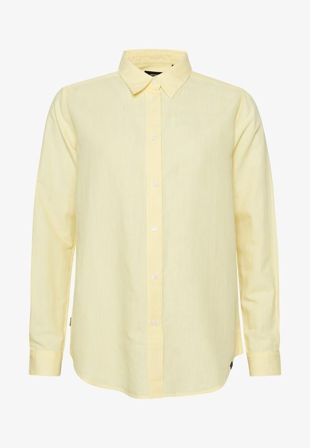 Camisa boyfriend sartorial de color amarilla para crear looks casuales. Es de Superdry. Precio: 69,99 €.