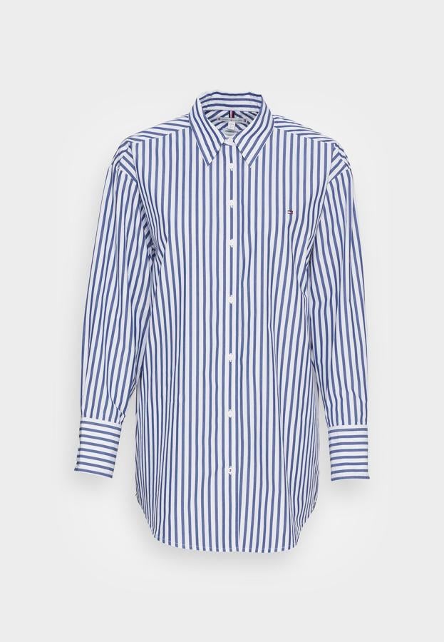 Camisa de estilo boyfriend de rayas azules que podrás a llevar a modo vestido con botas altas (solo para las más atrevidas). Es de Tommy Hilfiger. Precio: 95,95 €.