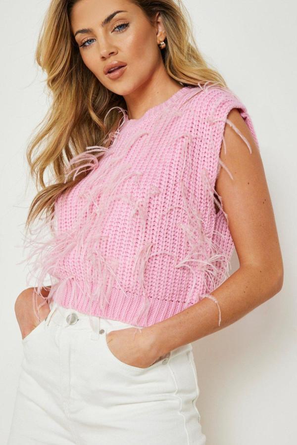 Chaleco de punto sin mangas de color rosa con detalles de plumas. Es de Boohoo. Precio: 25 €.