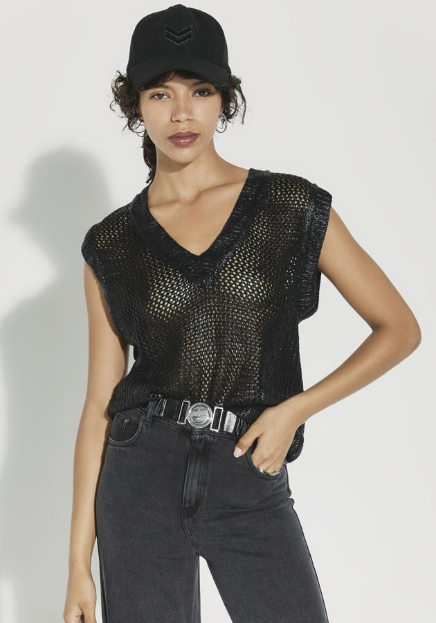 Chaleco de punto confeccionado en acabado foil y puntadas que aportan estructura. Es de IKKS. Precio: 100 €.